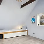 Hughlek - 1-5km From The Sea By Interhome
